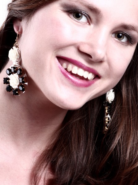 Yuna Dahlia Black Stone Earrings (Black)